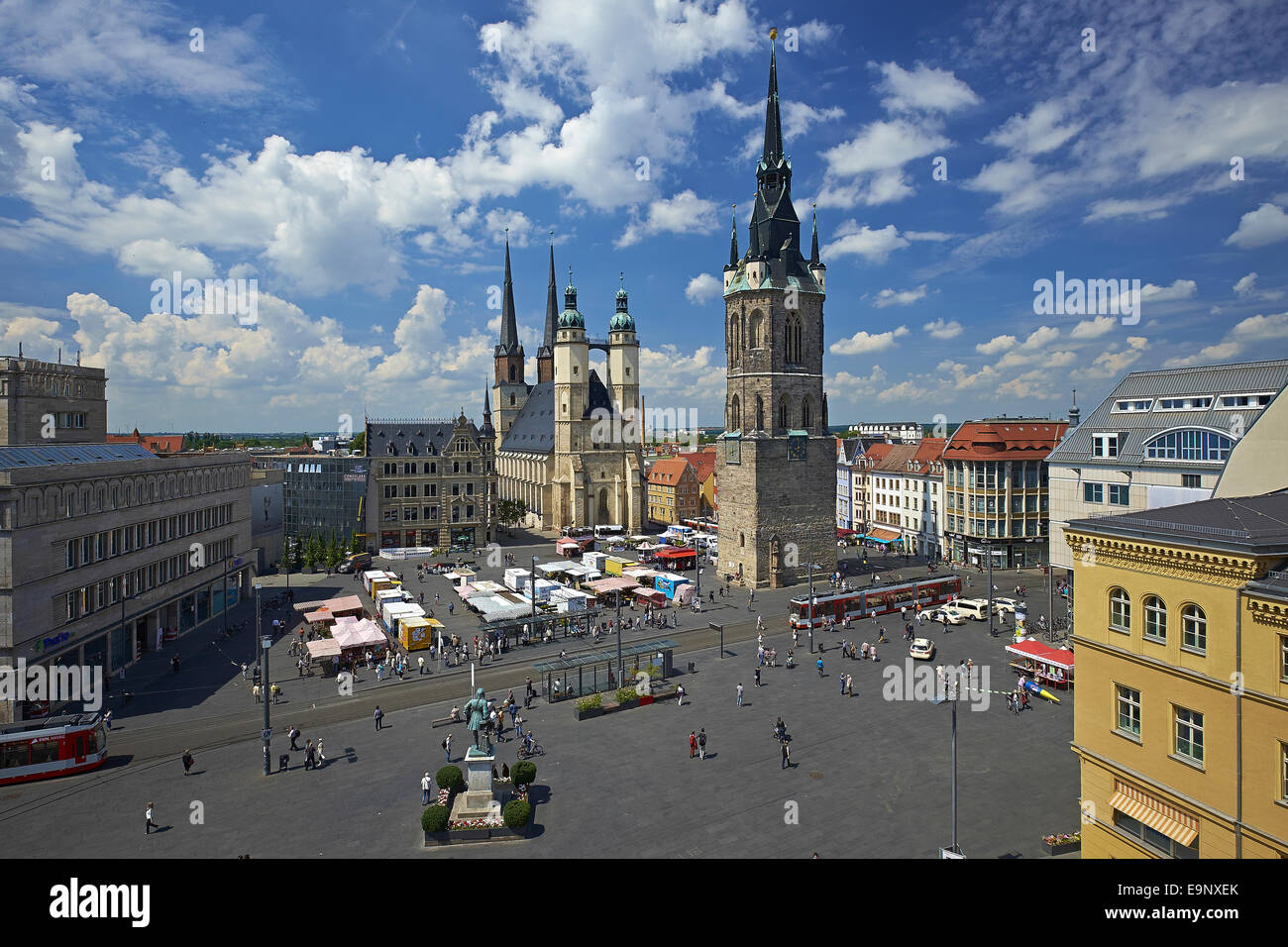 Mercato con la Chiesa di Santa Maria, Haendel statua e la Torre Rossa a Halle, Germania Foto Stock