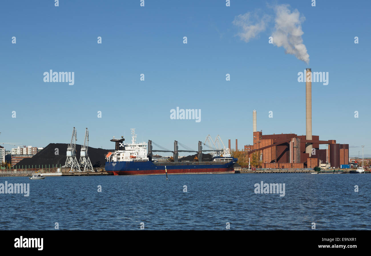 M/S Kallio della ESL Shipping Ltd trasporta carbone all'Hanasaari B centrale elettrica della città di Helsinki, qui lo scarico. Foto Stock