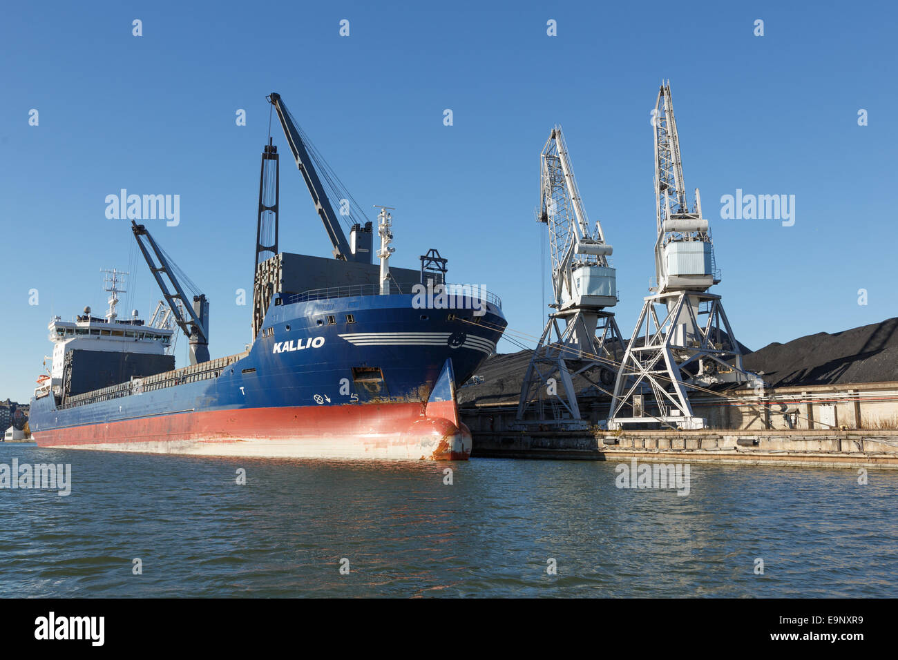 M/S Kallio della ESL Shipping Ltd porta del carbone per le centrali elettriche della città di Helsinki, qui lo scarico a Hanasaari B. Foto Stock