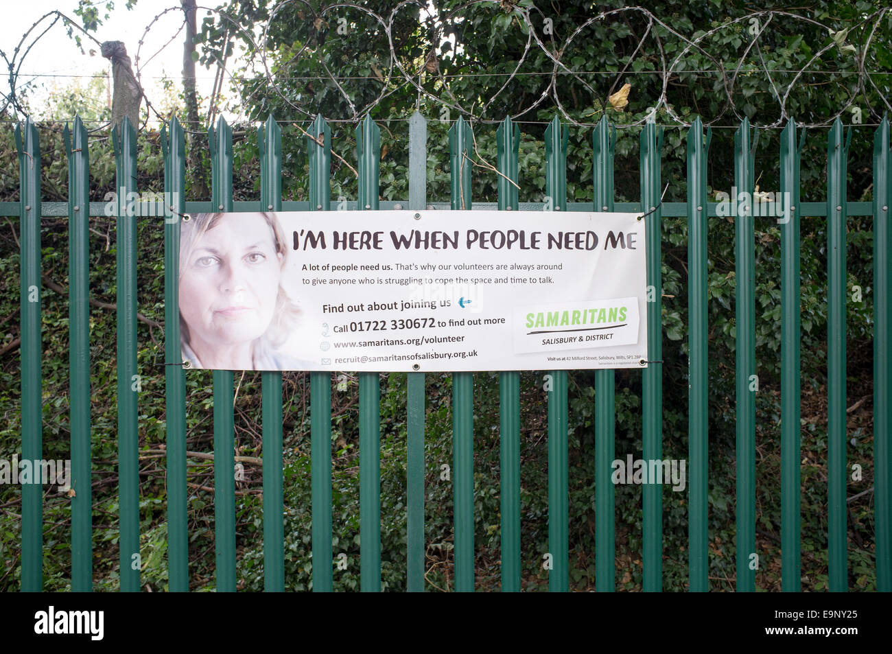 Samaritani segno banner appesi sulla ringhiera metallica recinzione Foto Stock