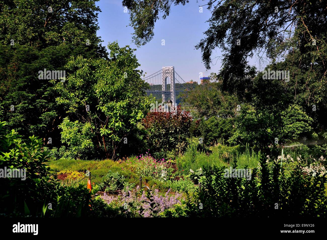 NYC: Fort Tryon Park Gardens che si affaccia sul fiume Hudson a Ovest 190Street e le lontane George Washington Bridge Foto Stock