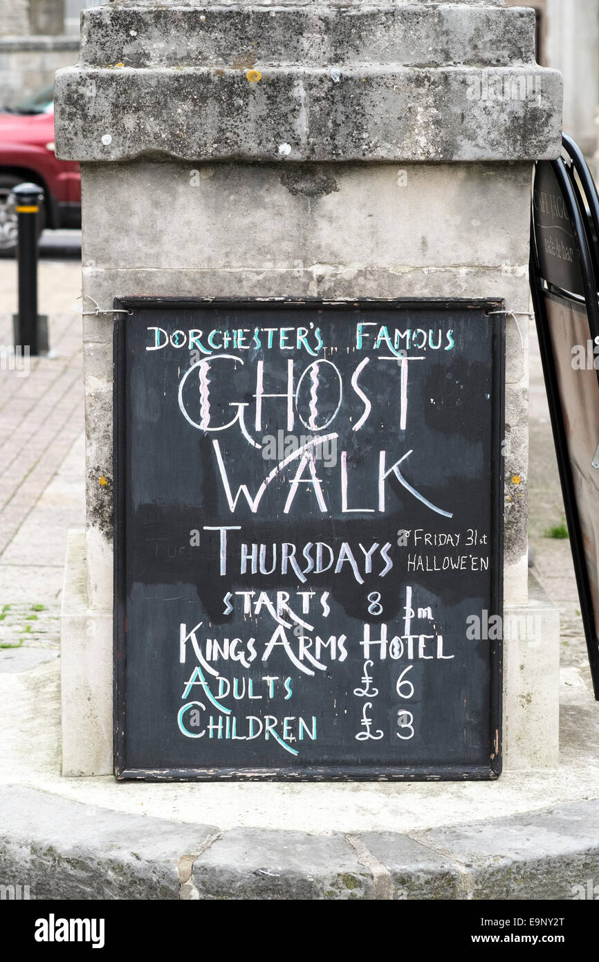 Blackboard pubblicità Ghost Walks in Dorchester Dorset Regno Unito Foto Stock