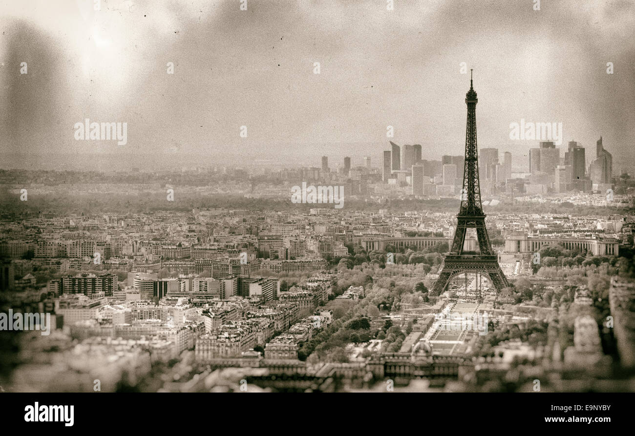 Tour Eiffel con cielo molto nuvoloso in inverno, immagine invecchiato con filtro vintage. Foto Stock