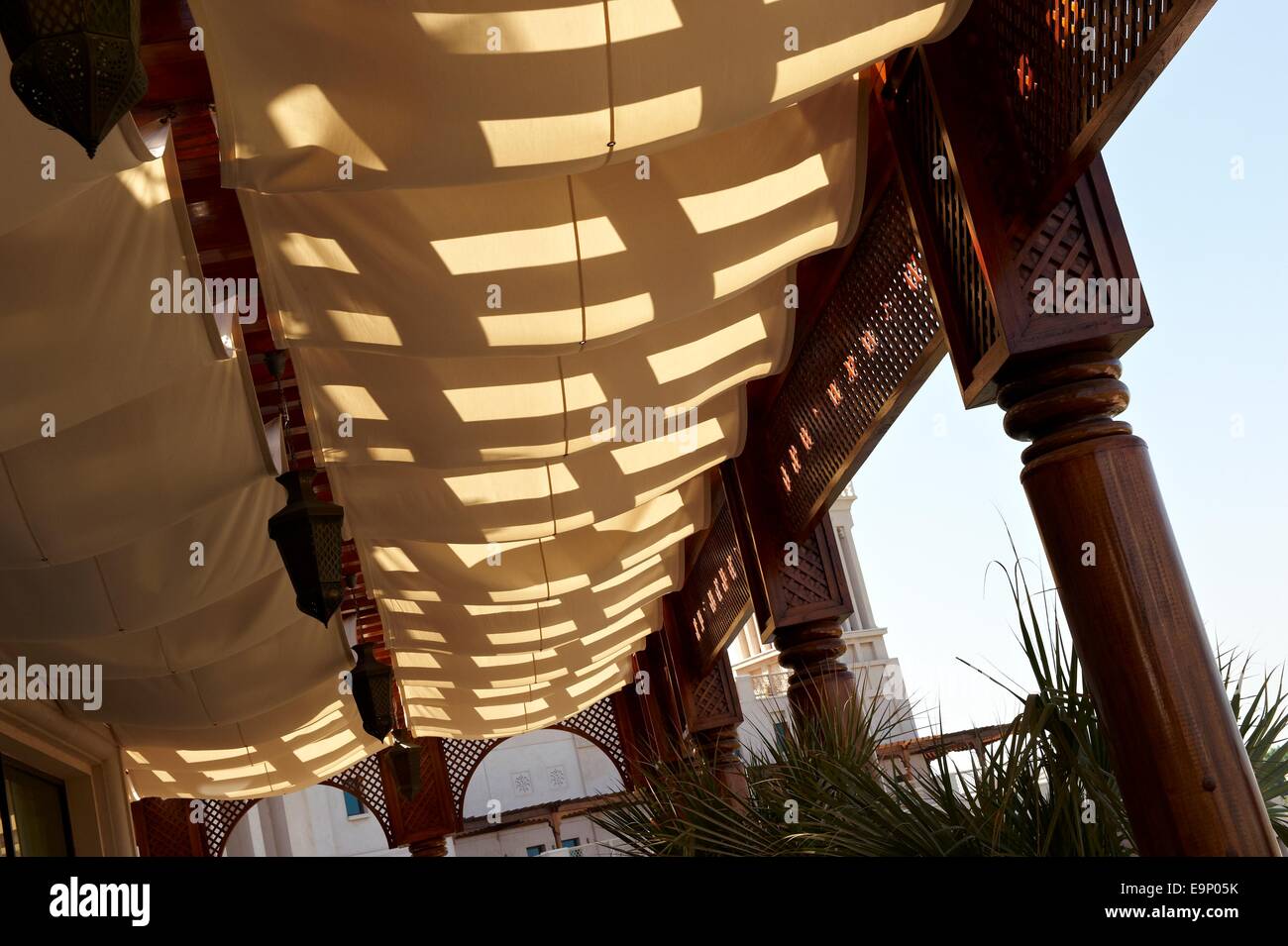 Verande vista dall'esterno ristorante ponte in Hotel Al Qasr, Dubai, UAE Foto Stock