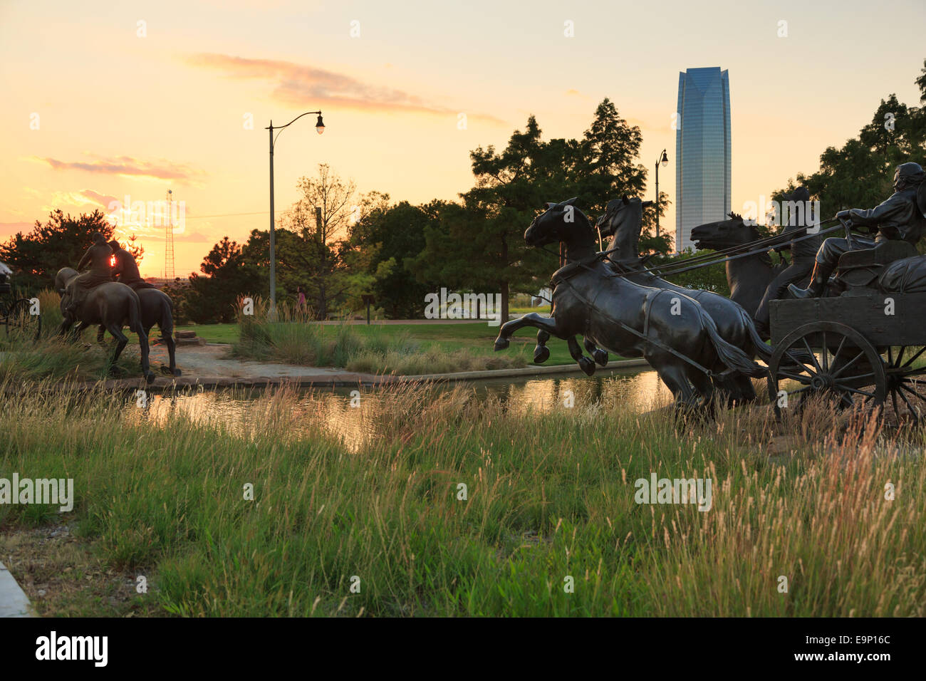 Il Centennial terra eseguire un monumento al tramonto, il Bricktown, Oklahoma City, OK, STATI UNITI D'AMERICA Foto Stock