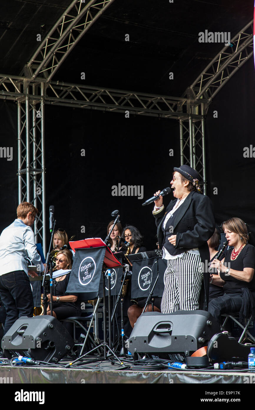 Una ragazza tutti band "isters di Swing", fronteggiata da un cantante donna vestita di un Bowler cappello, pantalone a righe e code. Foto Stock