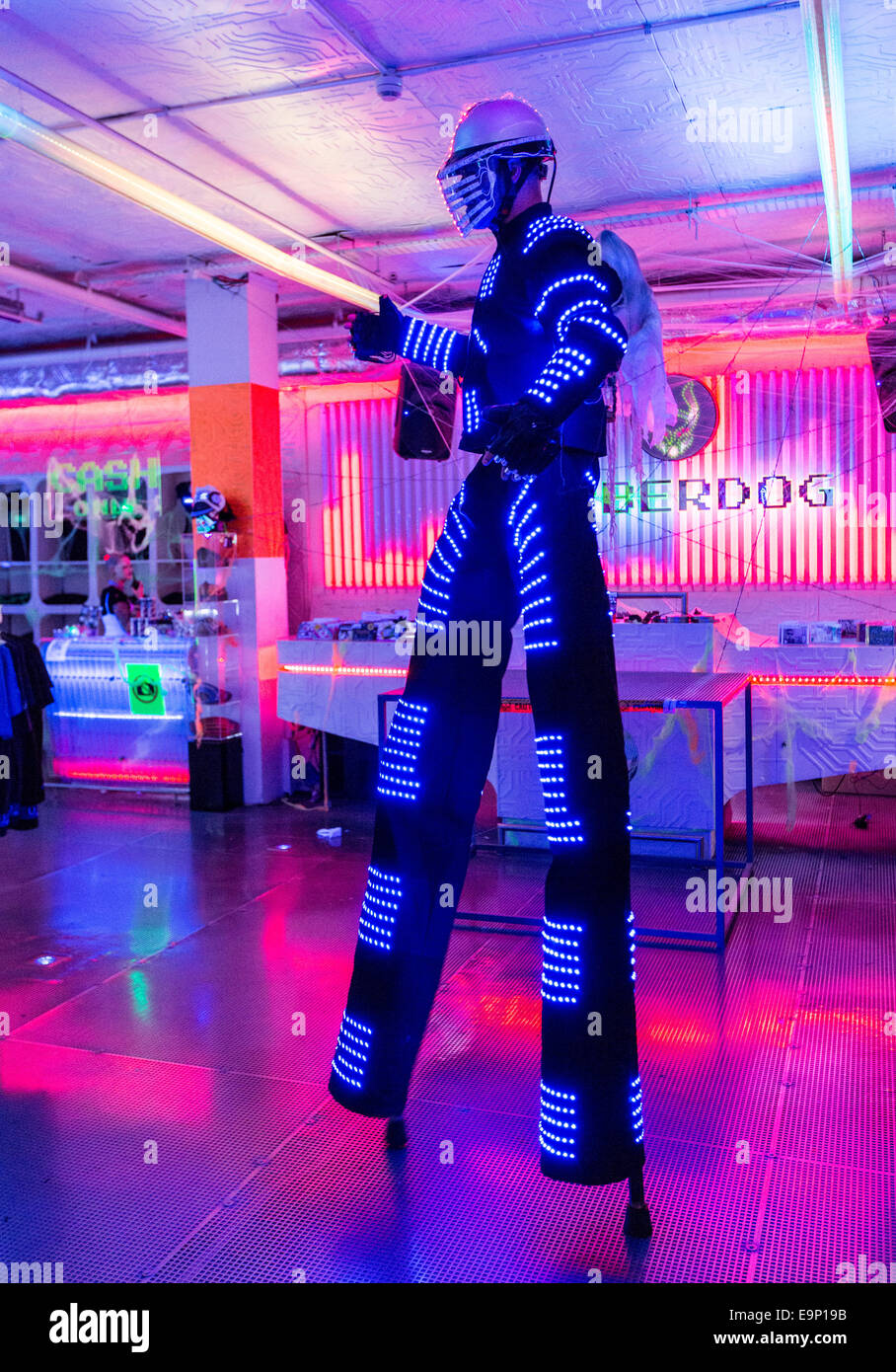 Cyber Robot uomo Camden Market London REGNO UNITO Foto Stock