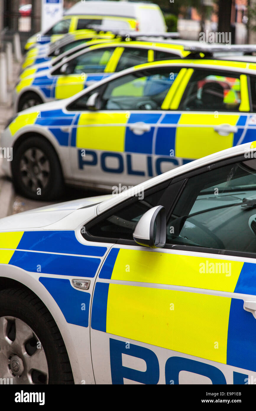 Parcheggiate auto della polizia in corrispondenza di una stazione di polizia, England, Regno Unito Foto Stock