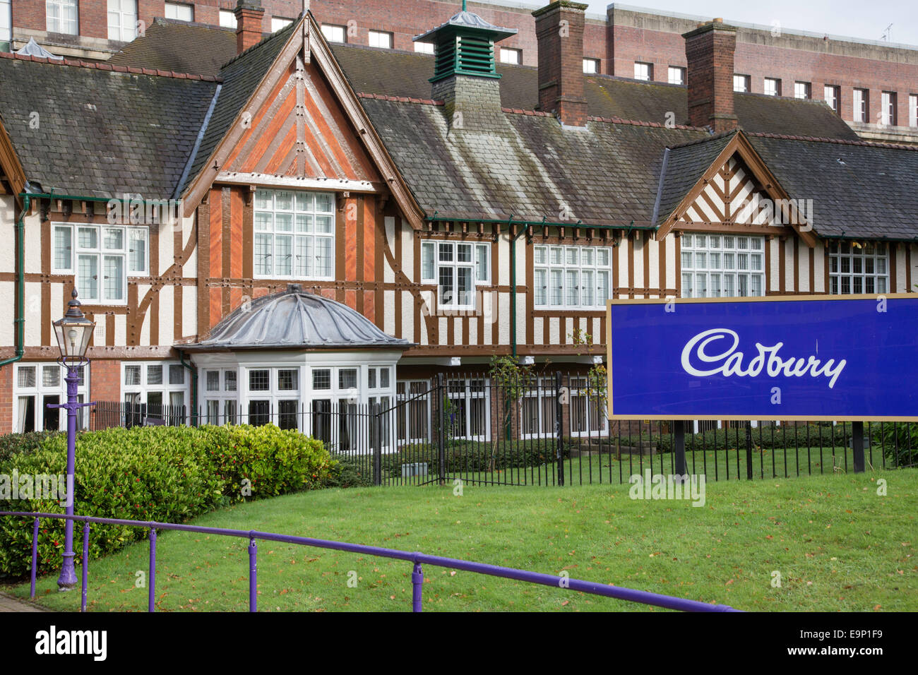 Uno degli edifici originali a Cadbury's factory, Bournville, Birmingham, Inghilterra, Regno Unito Foto Stock