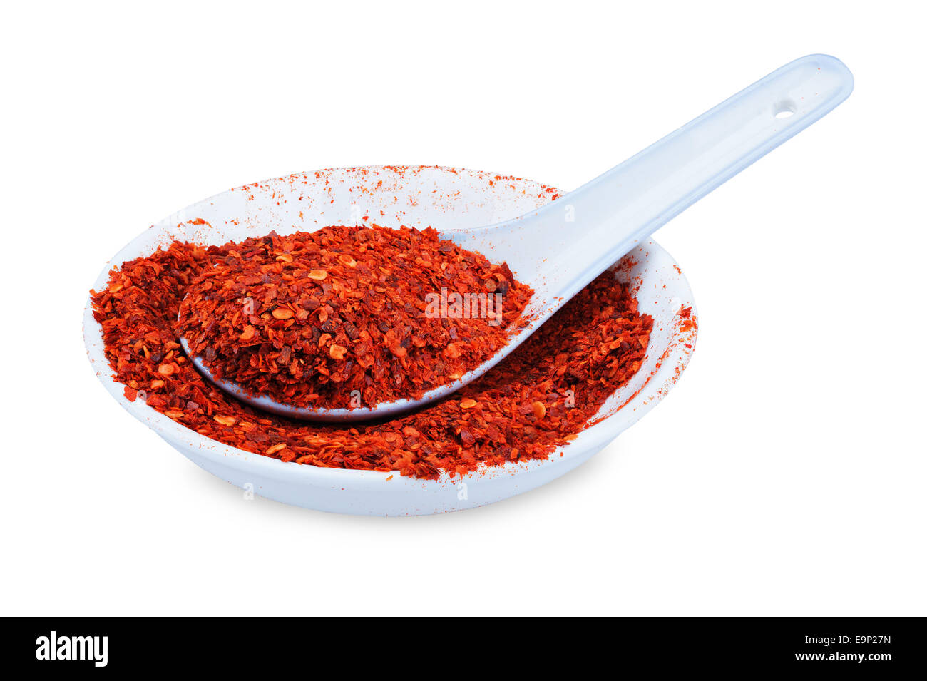 Schiacciati red hot chili peppers in una ciotola su sfondo bianco Foto Stock