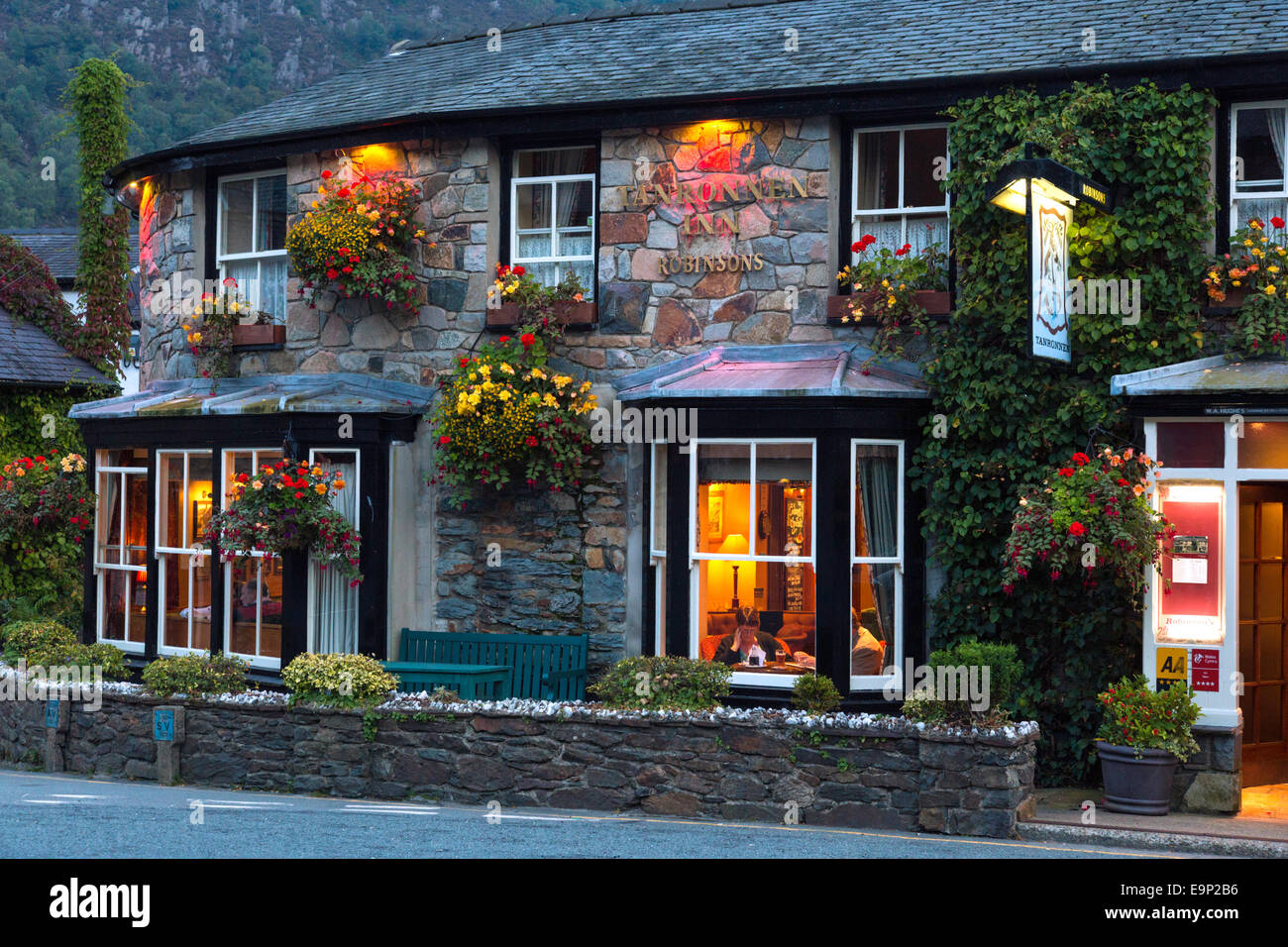 Luce della Sera in Beddgelert e il Tanronnen Inn, Snowdonia, Galles del Nord, Regno Unito Foto Stock