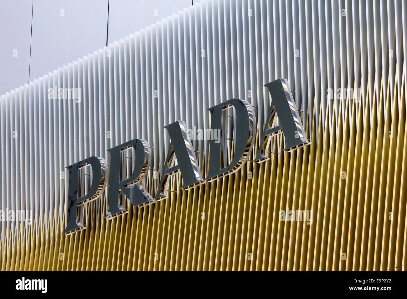 Bangkok, 27 Thailand-September 2014: Prada shop nell Ambasciata Mall. The Mall ospita molti famosi negozi di marca. Foto Stock