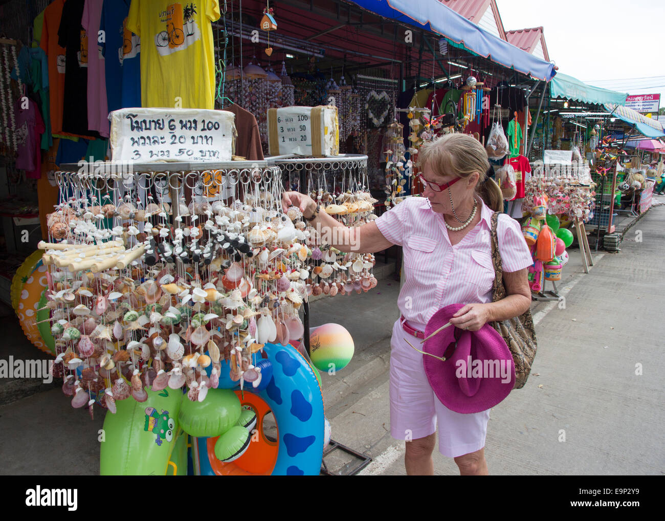 Un turista esplora i serbatoi per la vendita in un negozio in Prachuap Khiri Khan, Thailandia Foto Stock