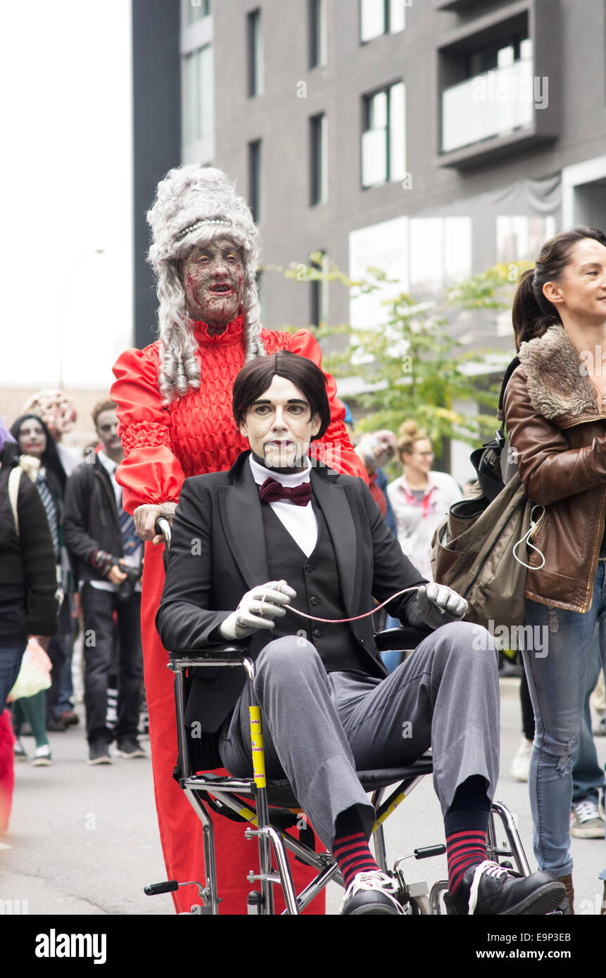I partecipanti a piedi in giro vestito come zombie e zombie trucco a Montreal Zombie a piedi 2014 edition Foto Stock