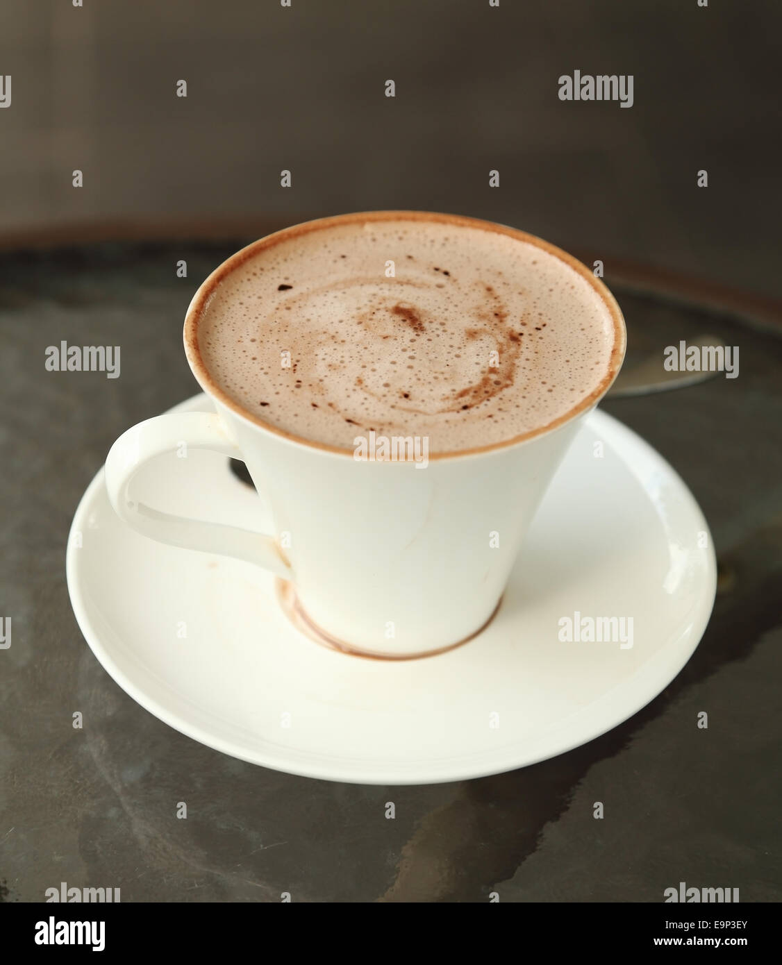 Tazza di cioccolata calda in cafe Foto Stock