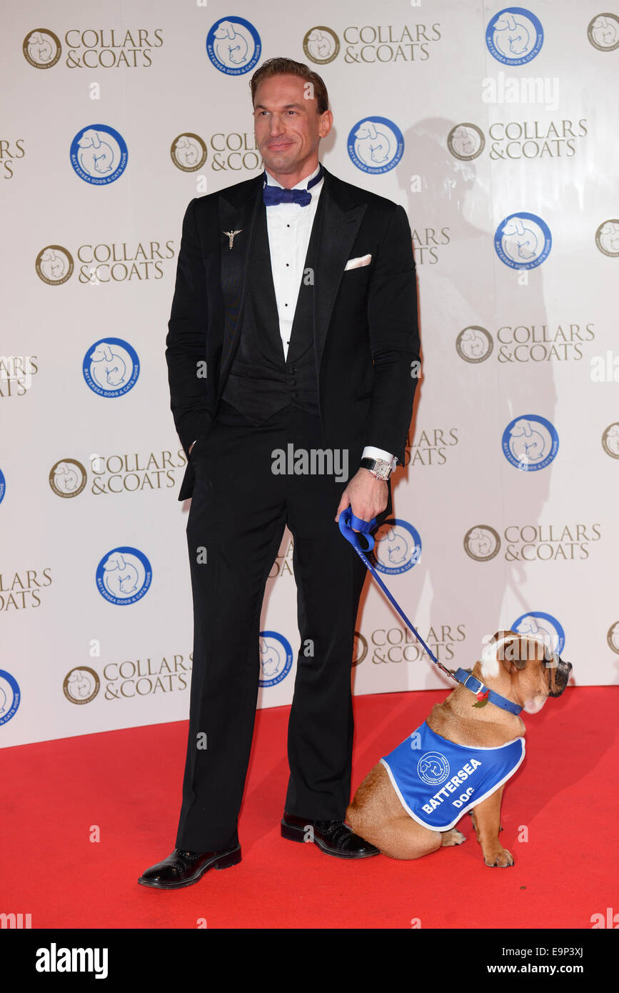 Londra, Regno Unito. Il 30 ottobre, 2014. Il dottor Christian Jessen assiste il 'collari & Cappotti Gala Ball' in onore di WW1 cani di servizio a Battersea Evolution a Londra. Credito: Vedere Li/Alamy Live News Foto Stock