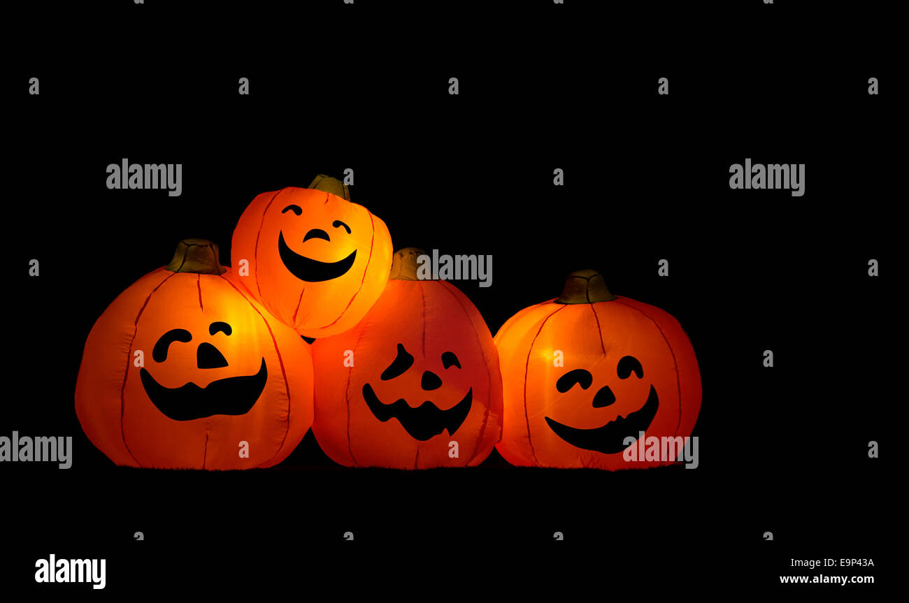 Gonfiabili palloncini di zucca contro la notte oscura sfondo Foto Stock