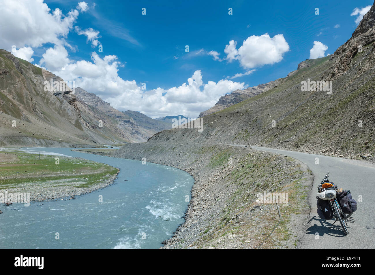 La moto è appoggiato vicino alla riva del fiume su Leh- Srinagar autostrada dopo Zozi la Pass Foto Stock