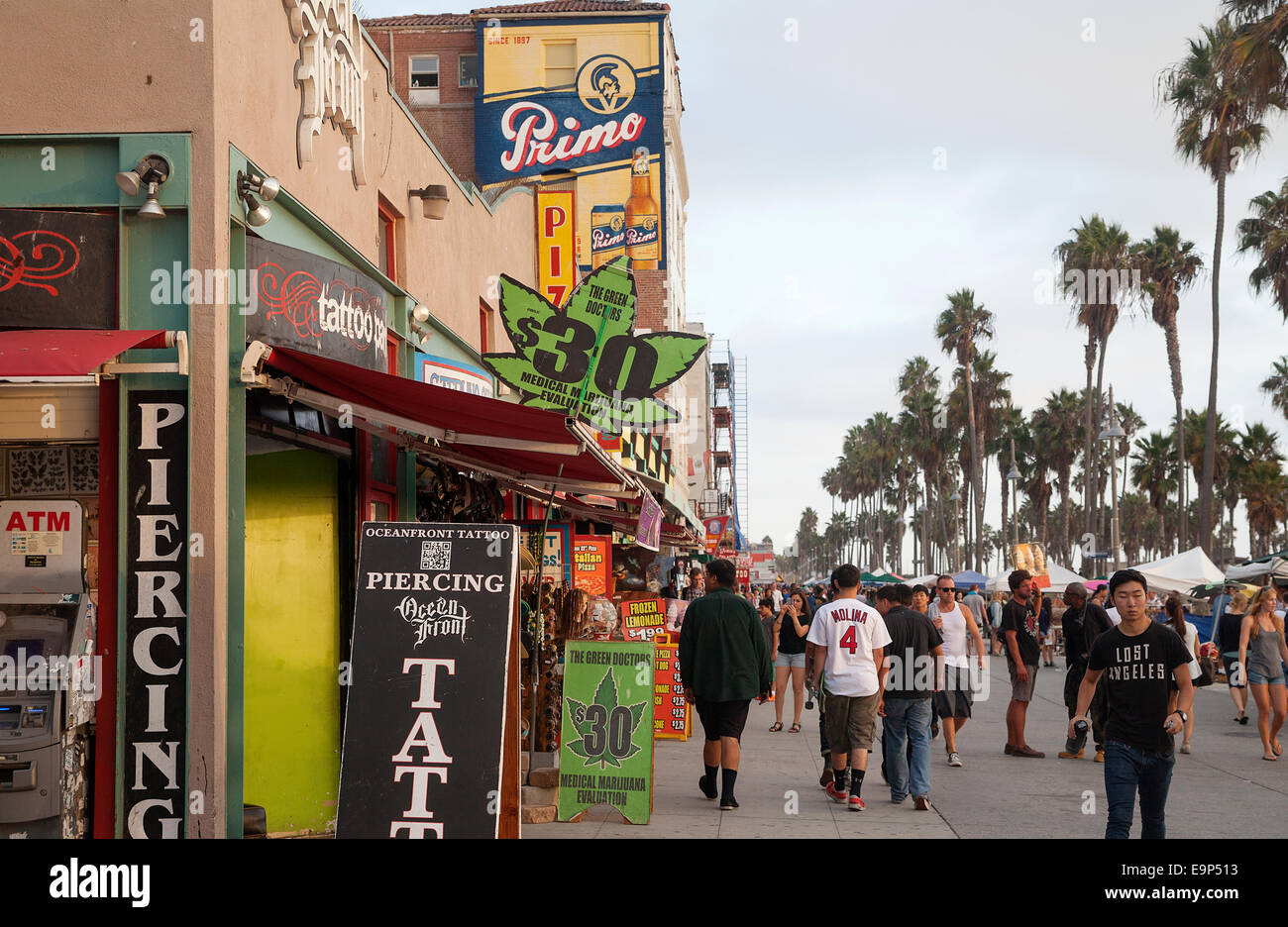 La gente camminare lungo la famosa spiaggia di Venice Boardwalk, accanto a  tattoo shop e la marijuana medica clinica - Los Angeles, California Foto  stock - Alamy