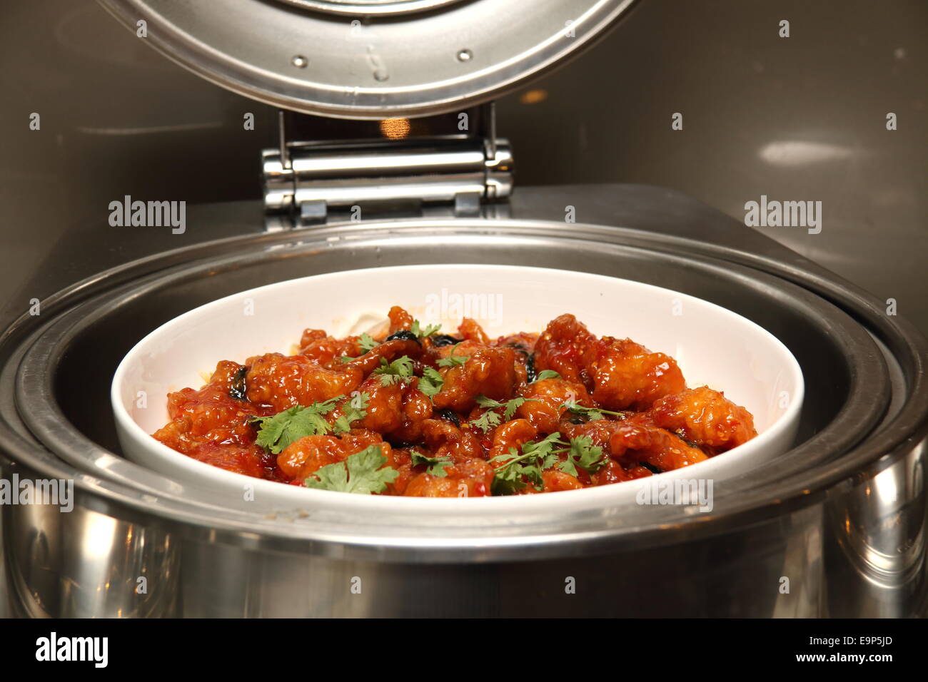 Chafing dish candele riempito con cibo pronto all'interno Foto stock - Alamy