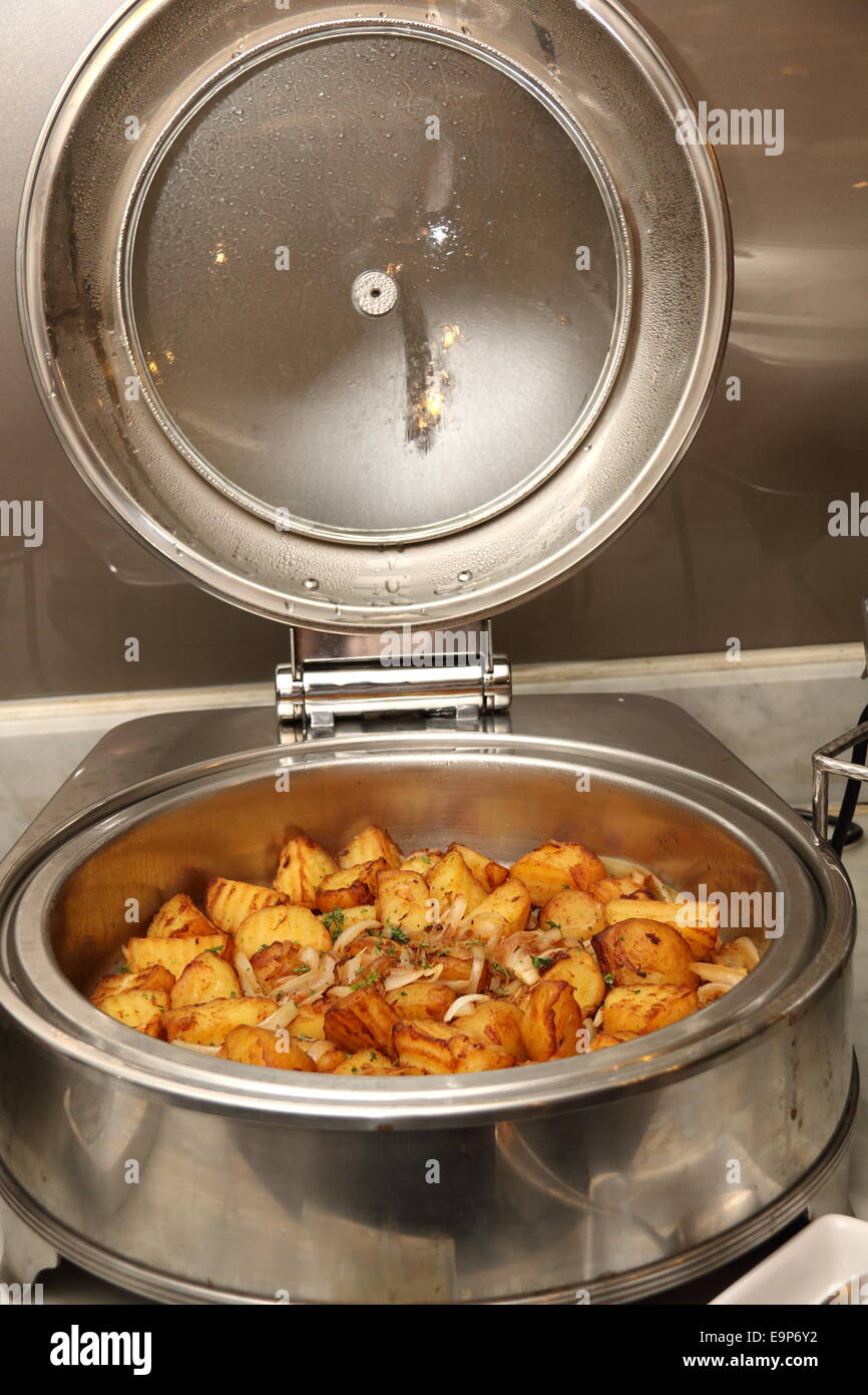 Chafing dish candele riempito con cibo pronto all'interno Foto stock - Alamy