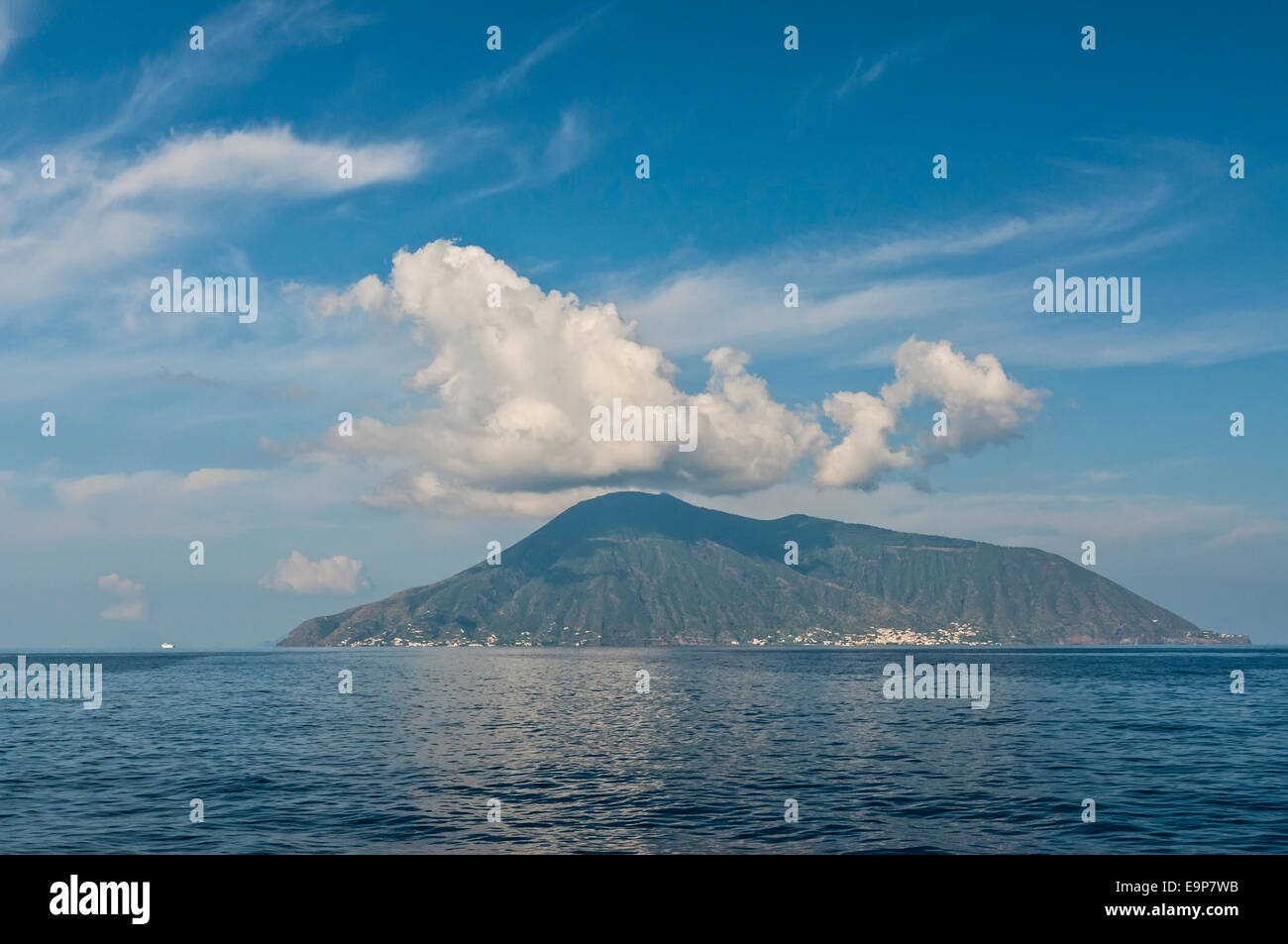 Salina è un isola nelle isole Eolie, in Sicilia, Italia. Foto Stock