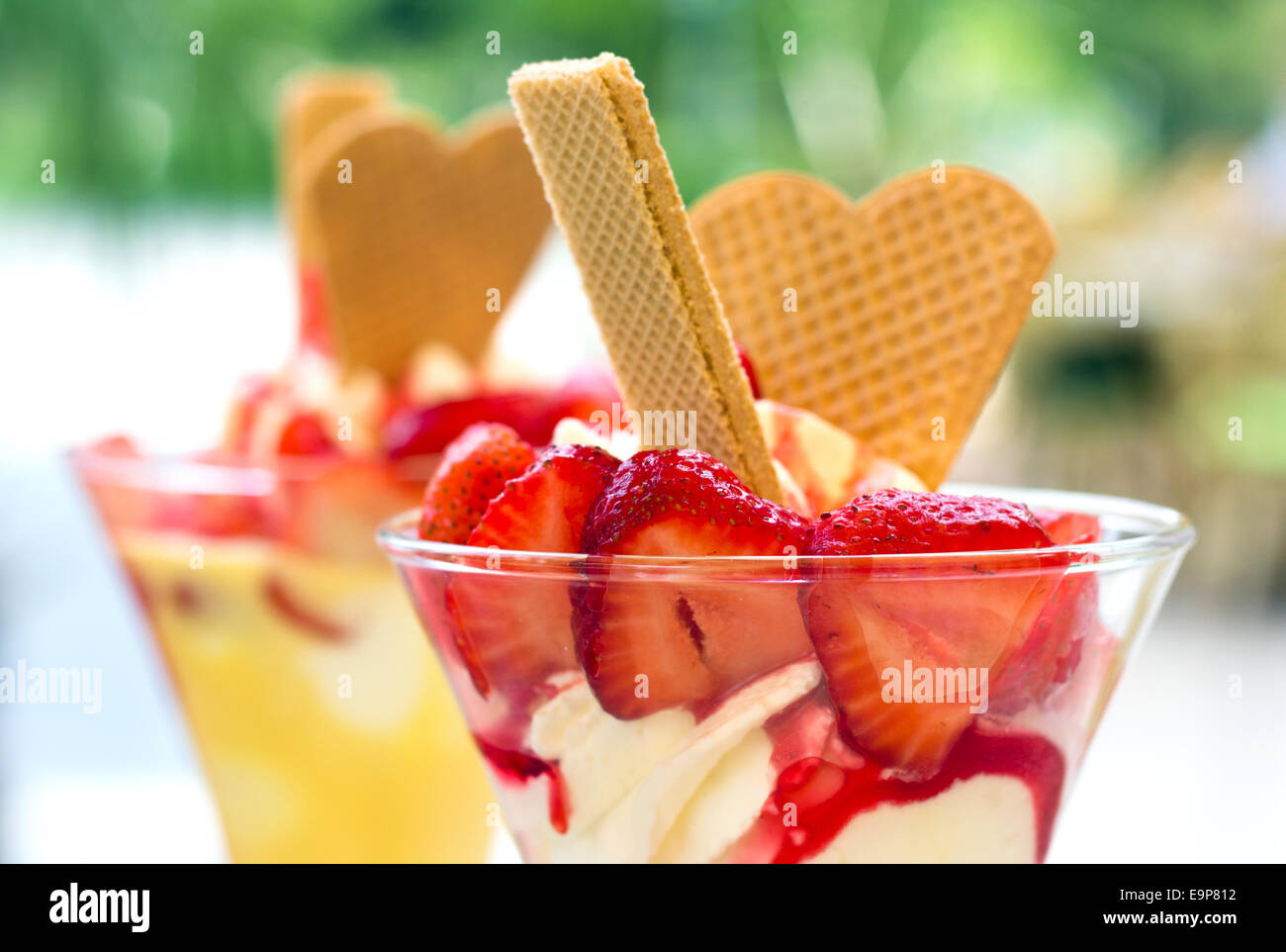 Gelato con fragole e waffles Foto Stock
