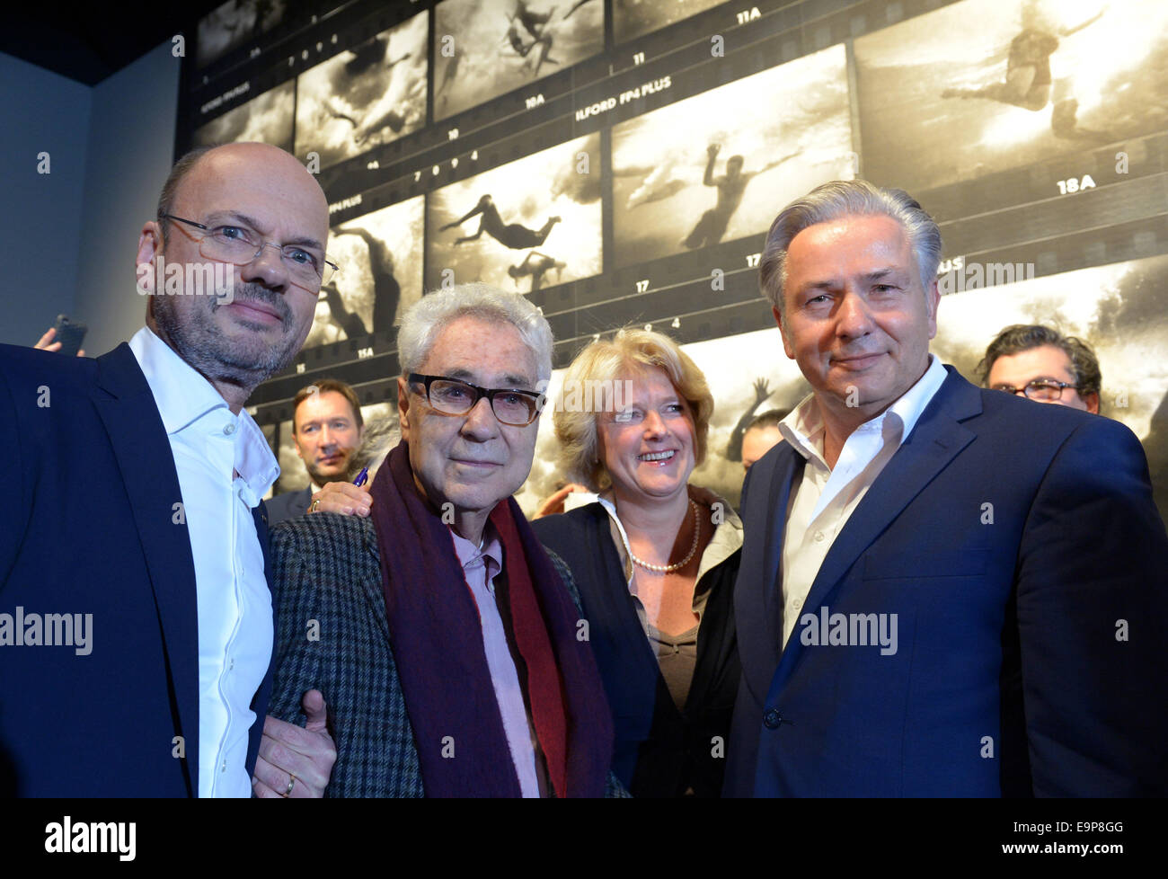 Co-fondatore della sede espositiva per la fotografia C/O Berlin, Stephan Erfurt (L-R), fotografo Elliott Erwitt, segretario di Stato per la cultura Monika Gruetters (CDU) e a Berlino che disciplinano il sindaco Klaus Wowereit (SPD) prendere parte all'apertura dei nuovi spazi espositivi di C/O Berlino. C/O Berlino come una rinomata in tutto il mondo per istituzione internazionale e fotografia contemporanea e lavori di arte fotografica. Foto: Rainer Jensen /dpa Foto Stock