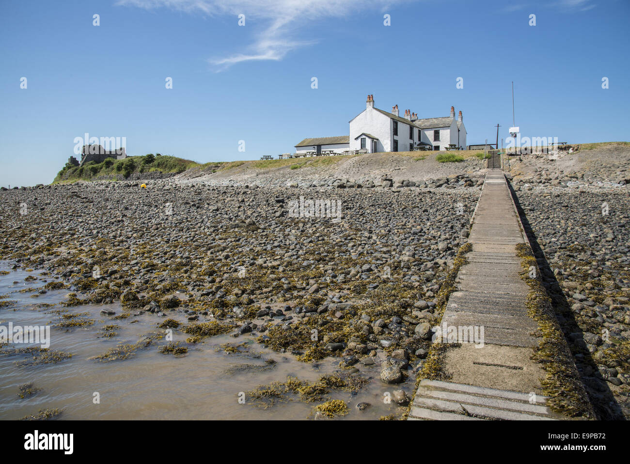 Vista di Causeway e il XVIII secolo public house vicino alla costa, la nave Inn, Piel canale, Piel isola, isole di Furness, Barrow-in-Furness, Cumbria, Inghilterra, Luglio Foto Stock