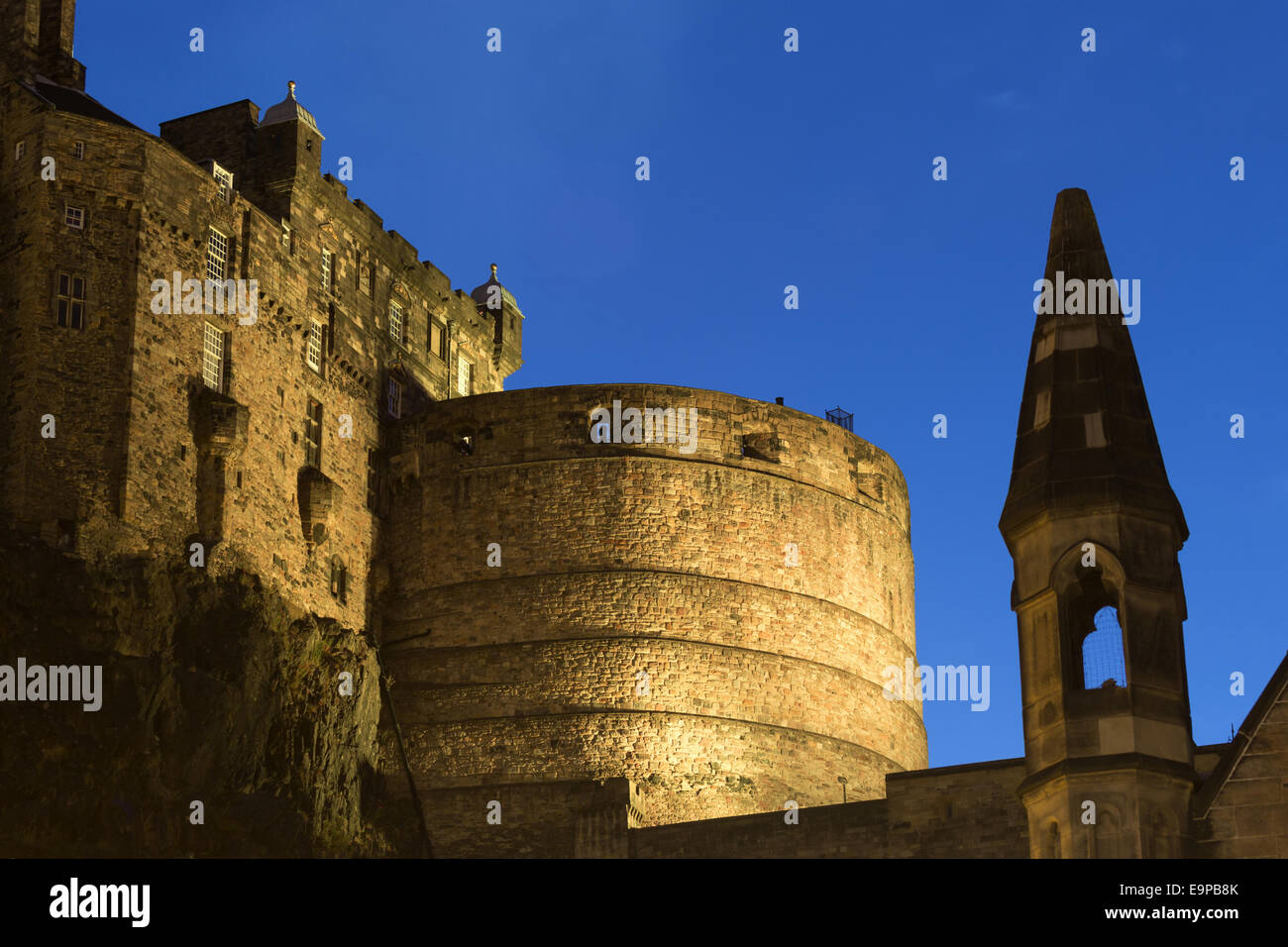 Castello e chiesa illuminata di notte, guardando dal Grassmarket, Half Moon batteria e blocco del palazzo, il Castello di Edimburgo, Edimburgo, Scozia, Luglio Foto Stock