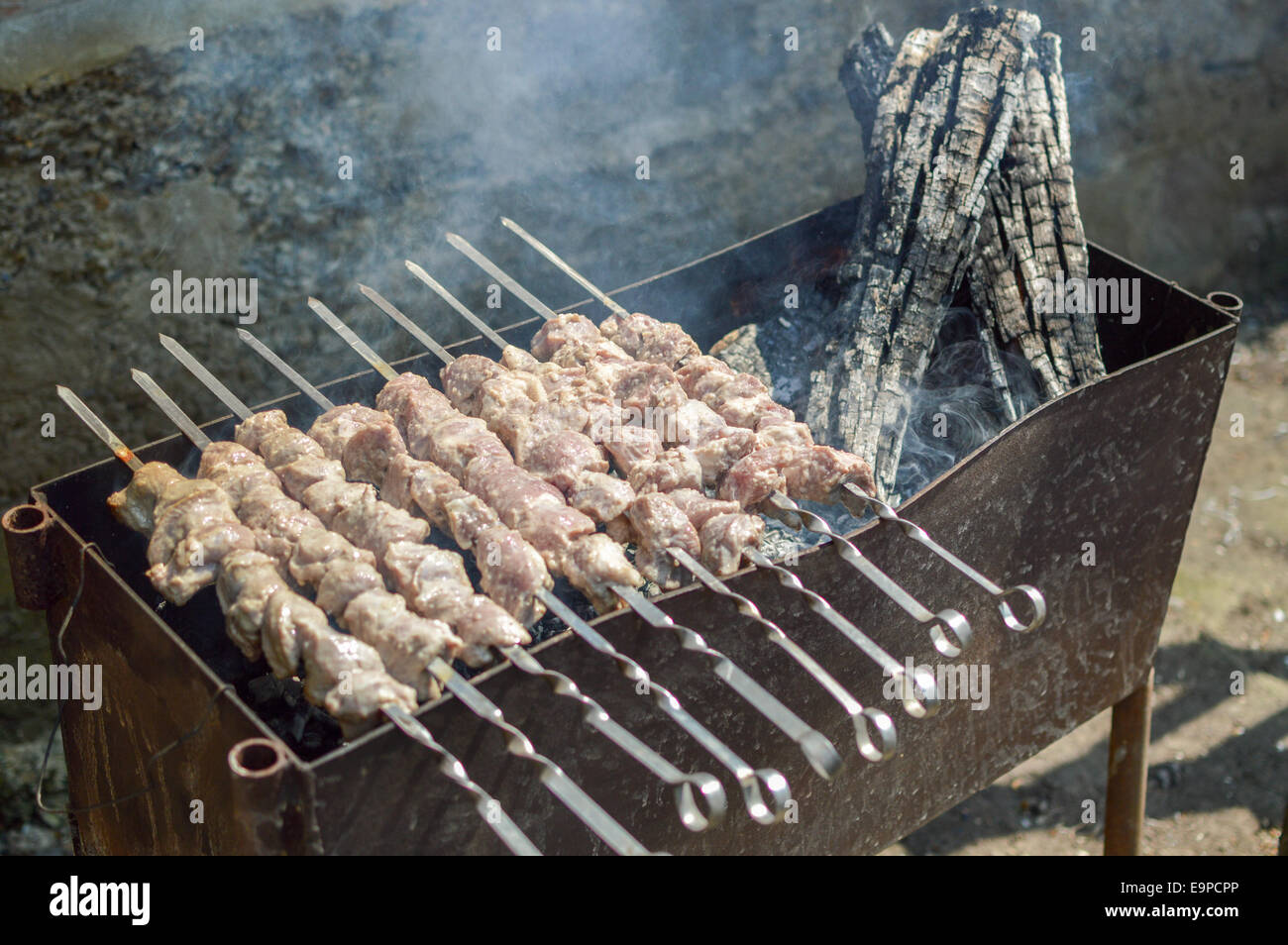 Arrosto di maiale in calore dalla brace con l'odore di fumo Foto Stock