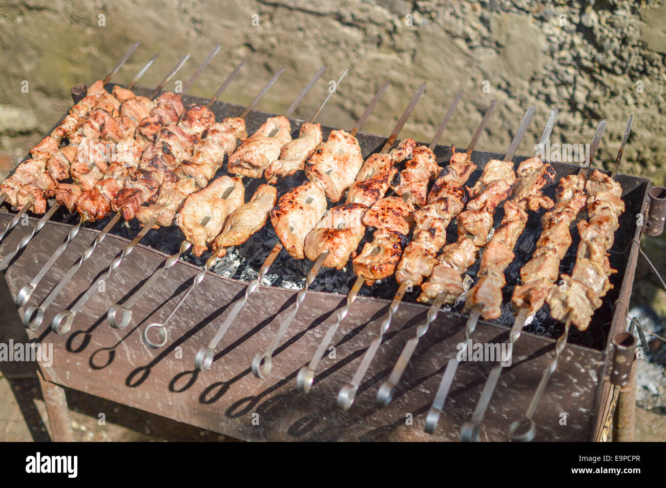 Arrosto di maiale in calore dalla brace con l'odore di fumo Foto Stock