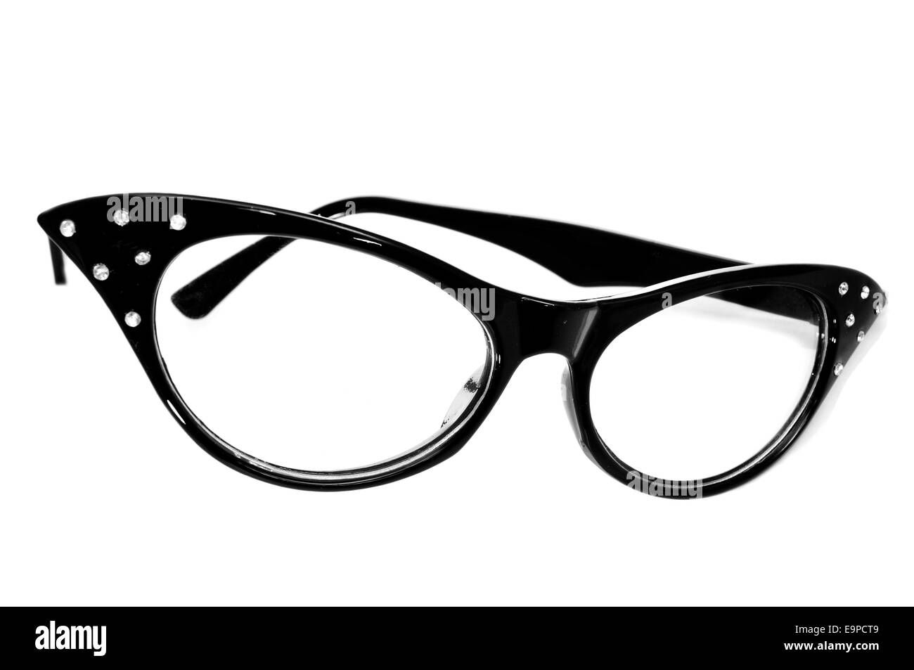 Primo piano di un nero in stile retro occhiali per le donne su sfondo bianco Foto Stock