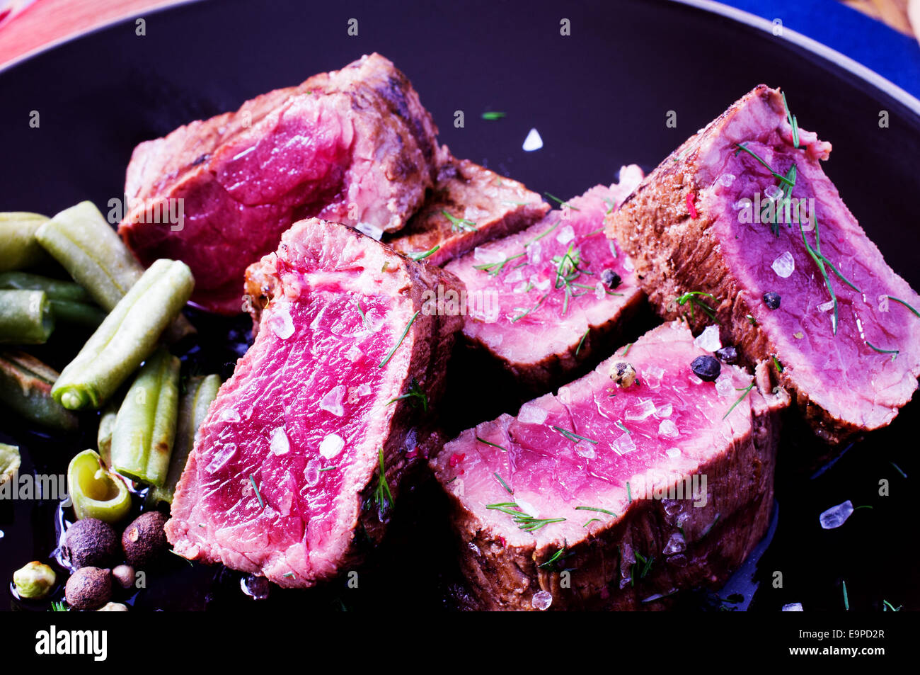 Affettato ​​beef bistecca su una piastra con fagioli Foto Stock