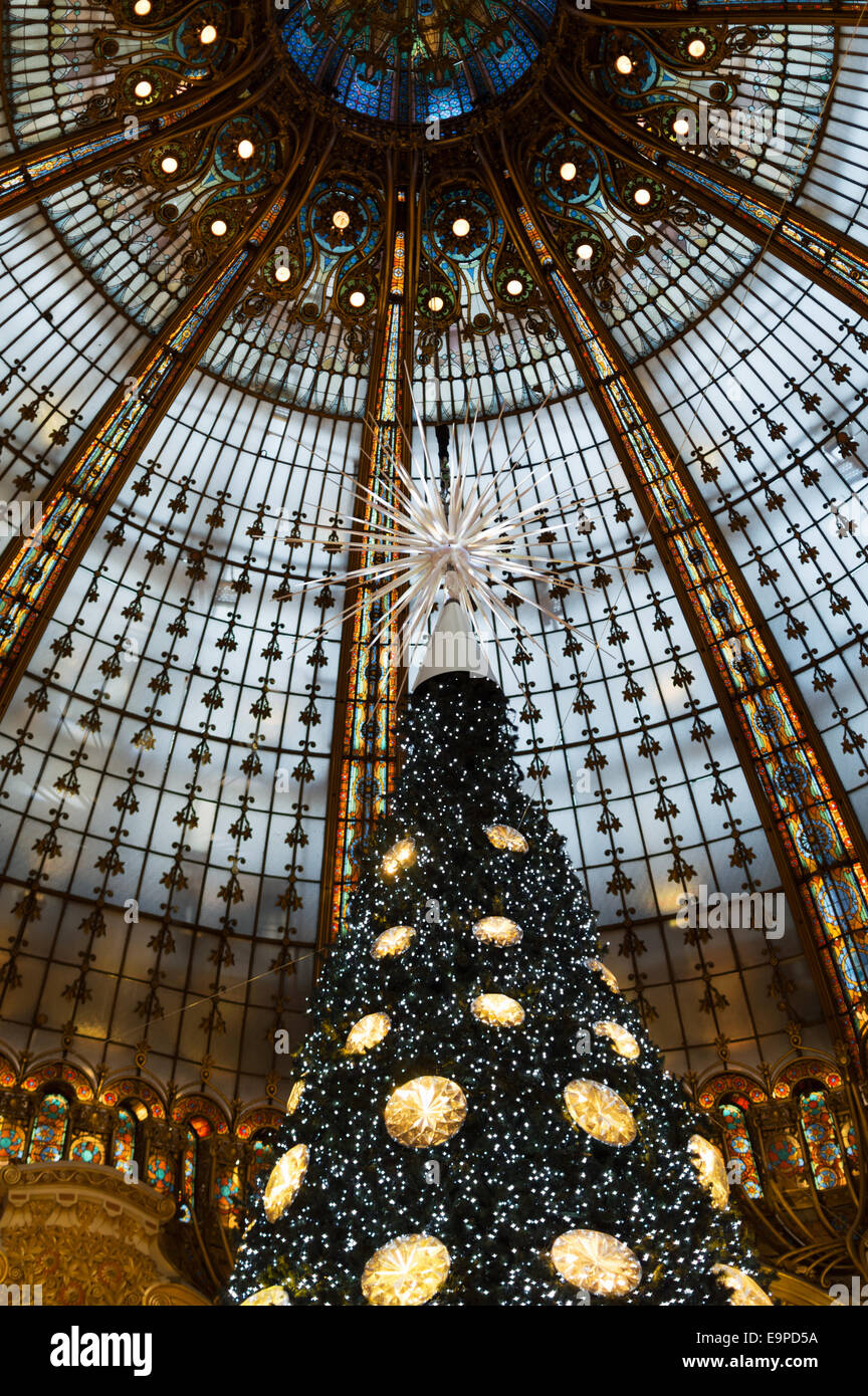 Galeries Lafayette albero di Natale Parigi - sotto il famoso in stile Art Nouveau di cupola di Boulevard Haussmann department store Foto Stock