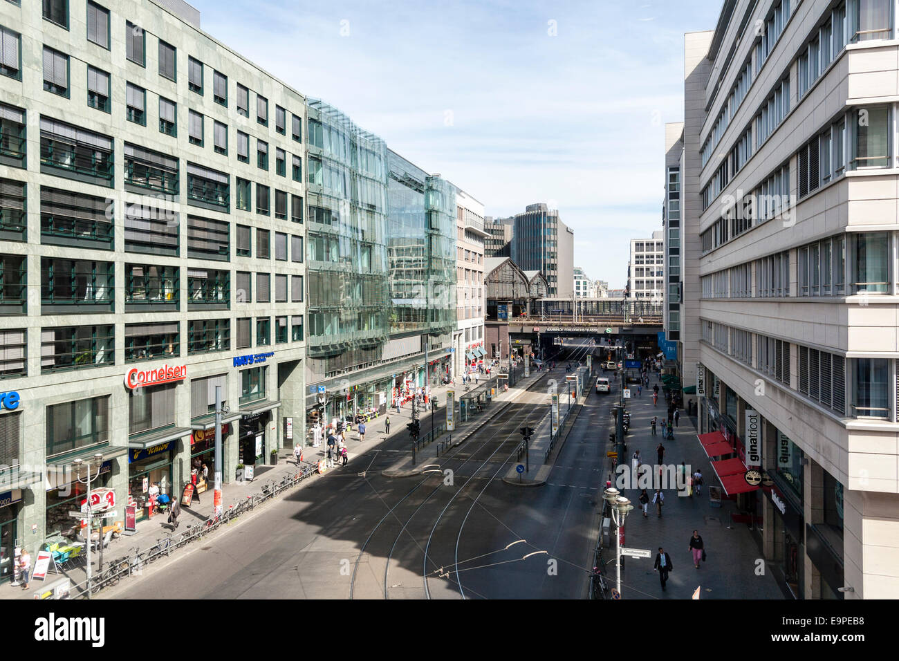 La Friedrichstrasse, alla stazione ferroviaria e dalla stazione dei tram di Berlino, Germania Foto Stock