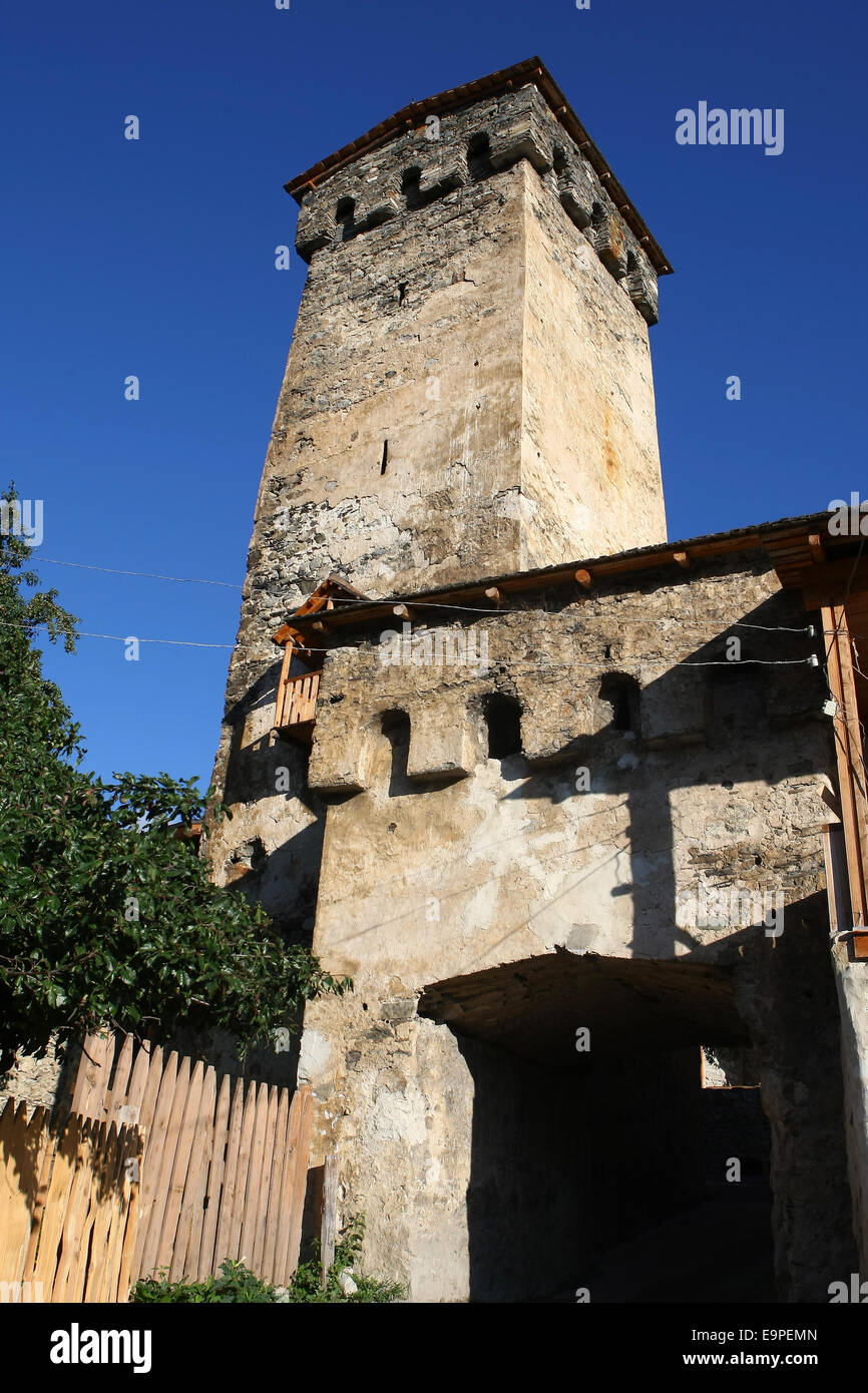 Tipica torre medievale(tra il IX e XII secolo) nel villaggio di Mestia,superiore regione Svaneti.Caucaso.Georgia.asia.europa Foto Stock