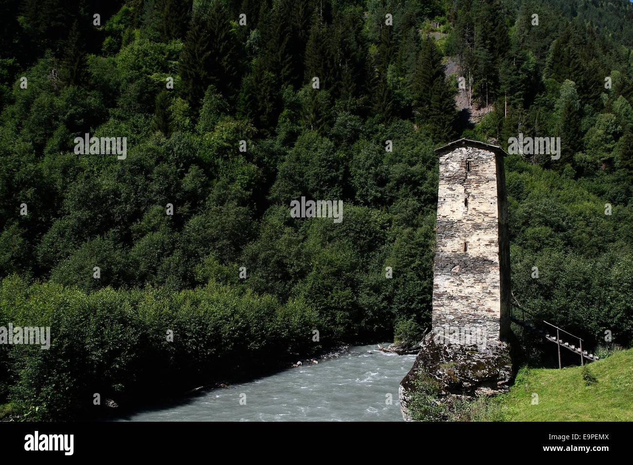 Tipica torre medievale(tra il IX e XII secolo)vicino al villaggio di Mestia,superiore regione Svaneti.Caucaso.Georgia.asia.europa Foto Stock