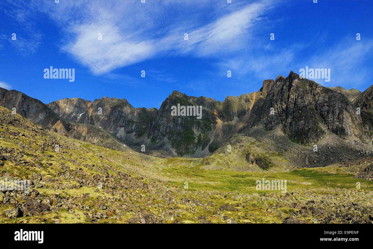 Bel cielo azzurro sulle montagne del Sayan orientale Foto Stock