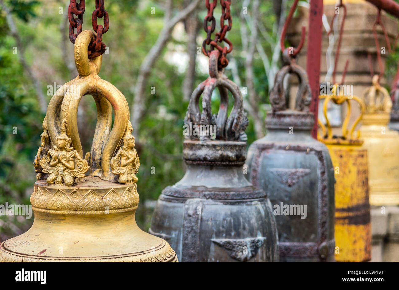 Tempio buddista di campane a Wat Phithak Chaiyaphum, Tailandia | Buddhistische Tempel Glocken im Wat Phithak Chaiyaphum, Thailandia Foto Stock
