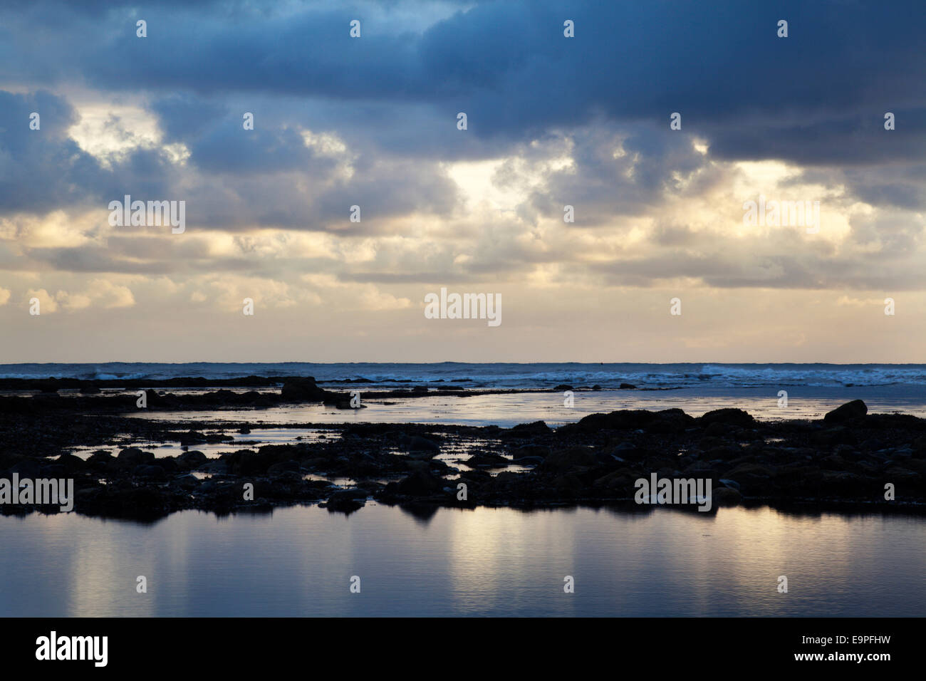 Luce e marea a Alba Robin cappe Bay sulla costa dello Yorkshire Inghilterra Foto Stock