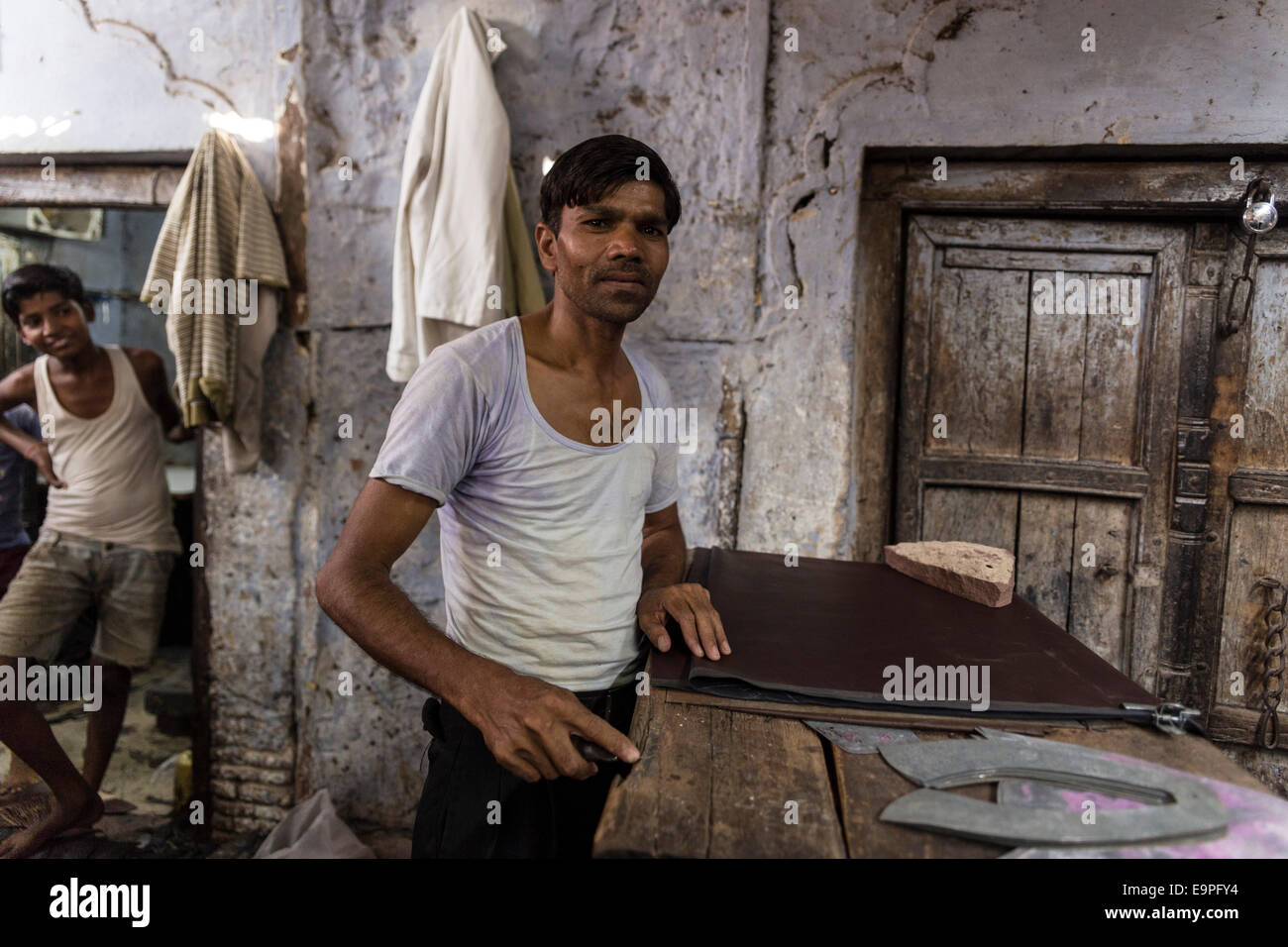 Gli uomini che lavorano in una calzatura Casa di produzione. Kinari bazar, Agra, Uttar Pradesh, India Foto Stock