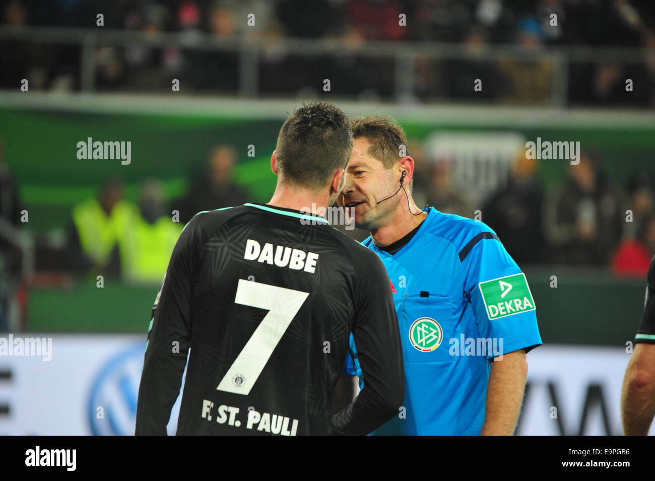 FC St Pauli Player stufato in sovrapposizione con l'arbitro Günter Perl, DFB Cup, Amburgo. Solo uso editoriale. Foto Stock
