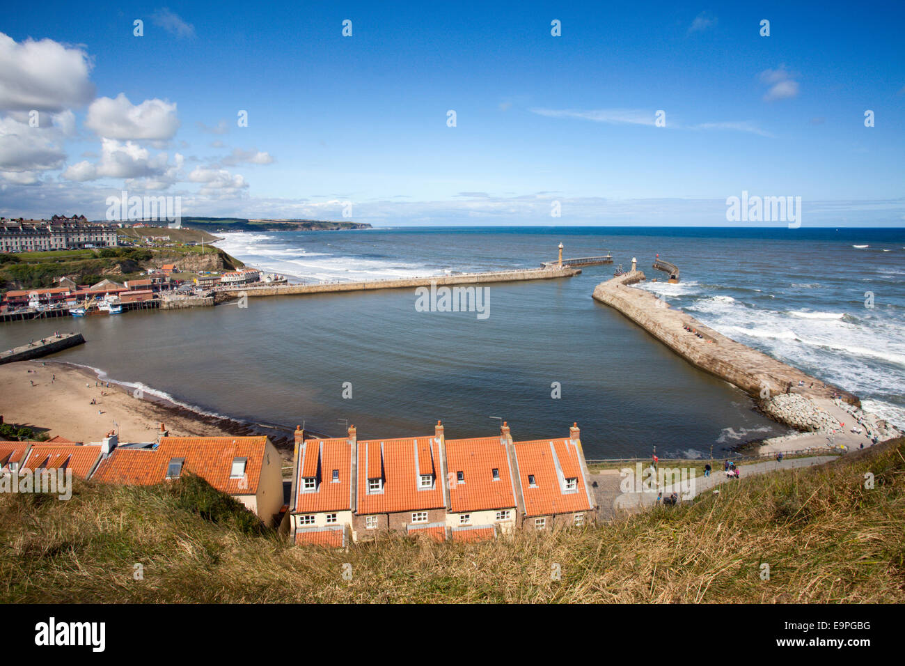 I pontili e abbassare il porto dalla St Marys Chiesa Whitby Yorkshire Coast Inghilterra Foto Stock