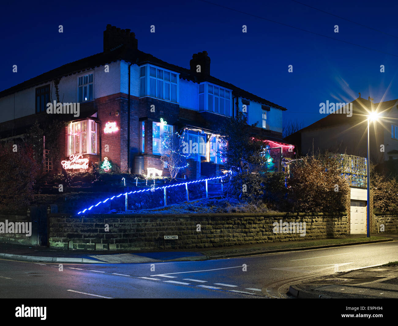 Una casa a Natale decorato con luci e decorazioni di Natale Foto Stock