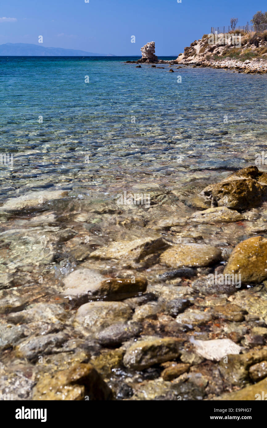 La costa rocciosa di Aegina Town nell'isola greca di Aegina, Grecia. Foto Stock