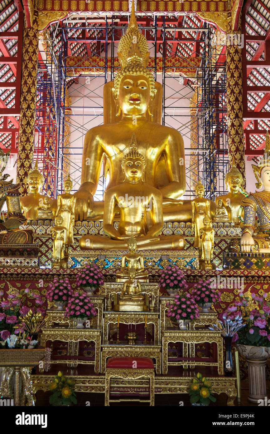 Goldene statua del Buddha a Viharn Luang tempio, Chiang Mai, Thailandia Foto Stock