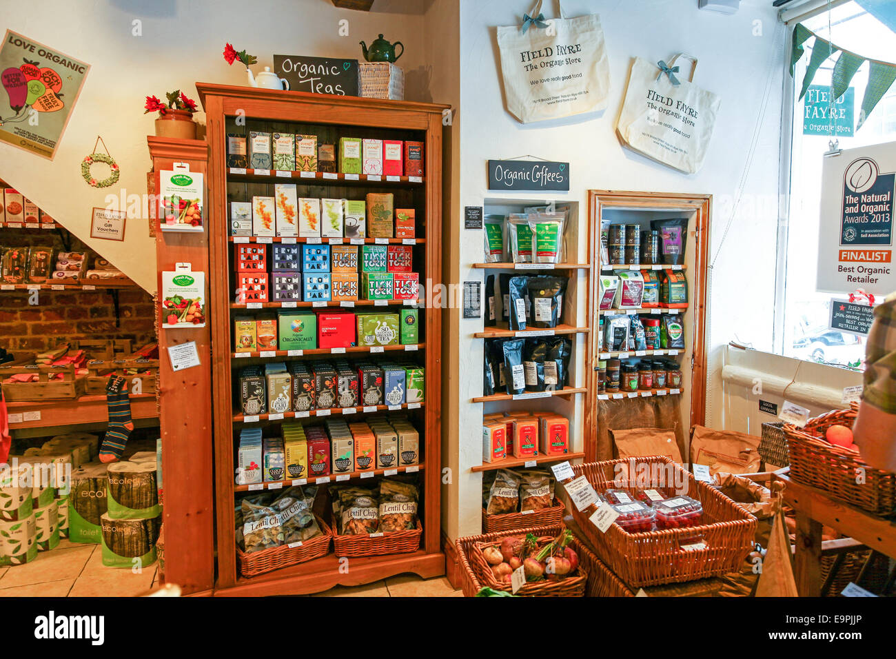Un display di organico del tè e del caffè presso il campo Fayre Organico negozio Ross on Wye Herefordshire Foto Stock