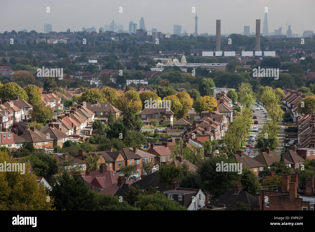 Periferia di Londra, Wembley, con il centro di Londra in distanza Foto Stock