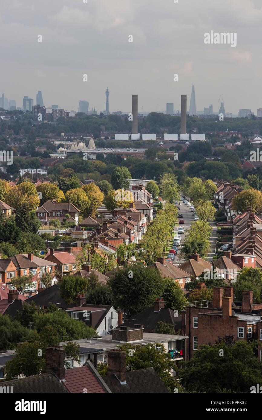 Periferia di Londra, Wembley, con il centro di Londra in distanza Foto Stock